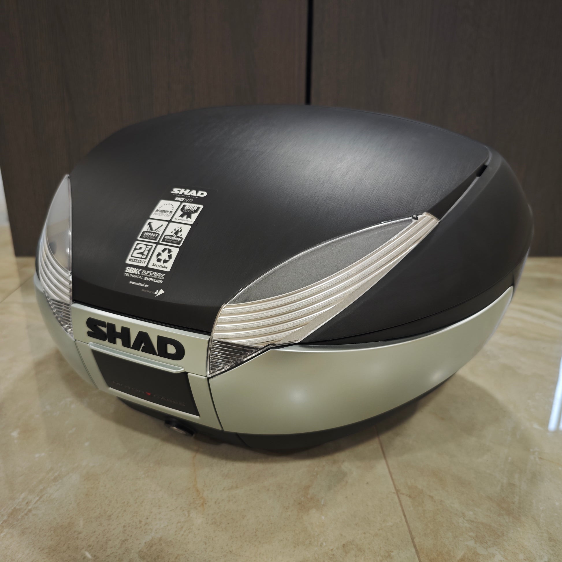 Куфар за мотор SHAD SH48 ДЕФЕКТ- ОДРАСКАН