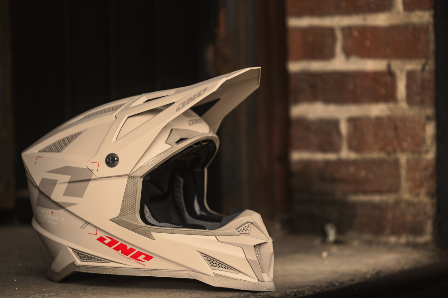 Мотокрос каска ONE INDUSTRIES X-297 FOCUS STONE/GRAY