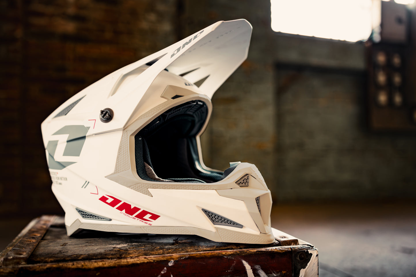 Мотокрос каска ONE INDUSTRIES X-297 FOCUS WHITE/GRAY