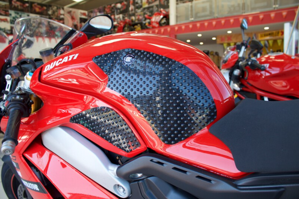 Протектор за резервоар R&amp;G RACING Eazi-Grip Evo Tank Traction Pads Set - Black Ducati Panigale V4