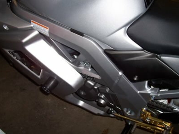 Краш тапи R&amp;G RACING Classic Crash Protectors (swingarm pivot mount) Black Suzuki SV650 Full Faired 03-12
